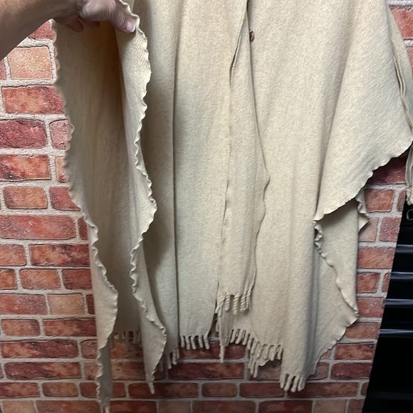 CAPE Poncho, Cream, Wool, One Size, Built in Scarf - Picture 9 of 10